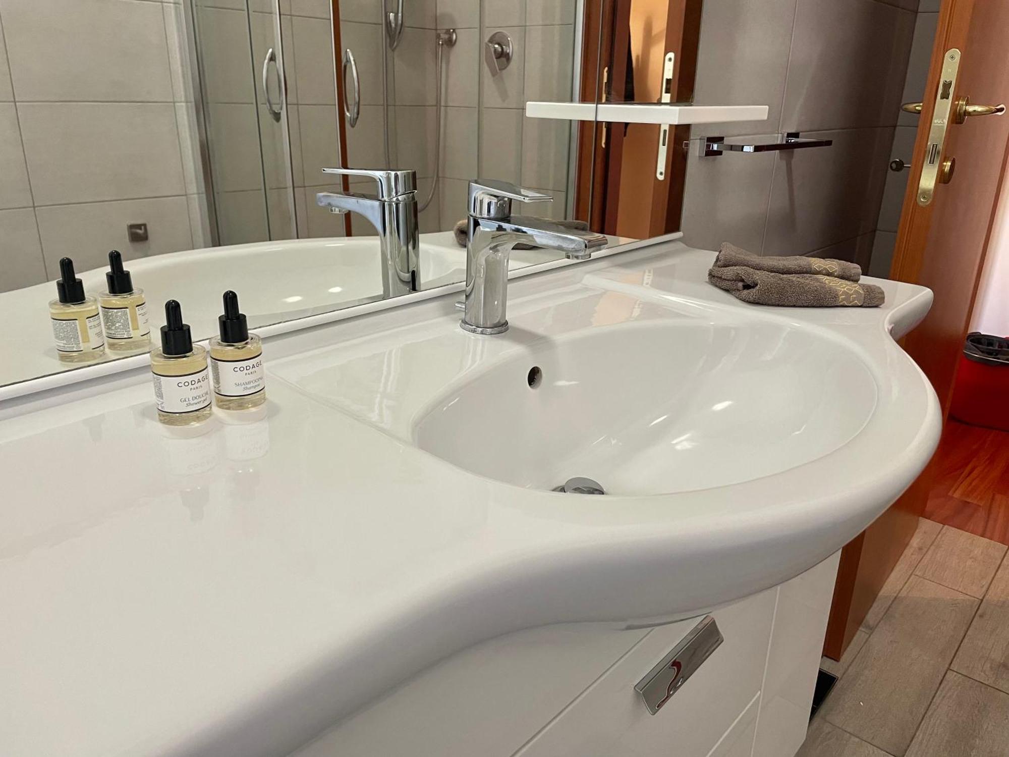 Lucens Domus Quartiere Trieste - Vicino Metro B1 - Apartamento *